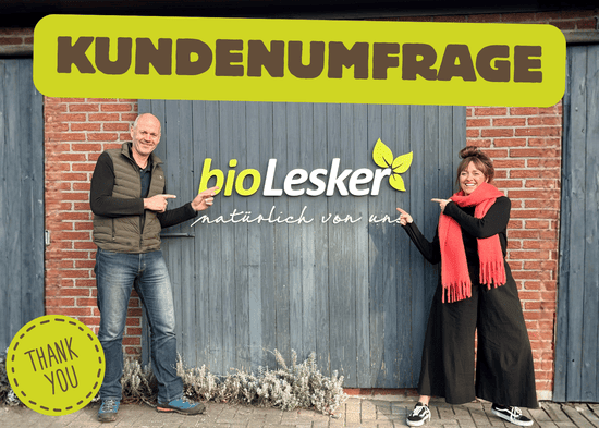 KI generiert: Das Bild zeigt mehrere bunte Saftflaschen auf einem Tisch, umgeben von verschiedenen Früchten wie Kiwis, Orangen und Himbeeren. Oben steht der Text "Die Kraft des Fastens".