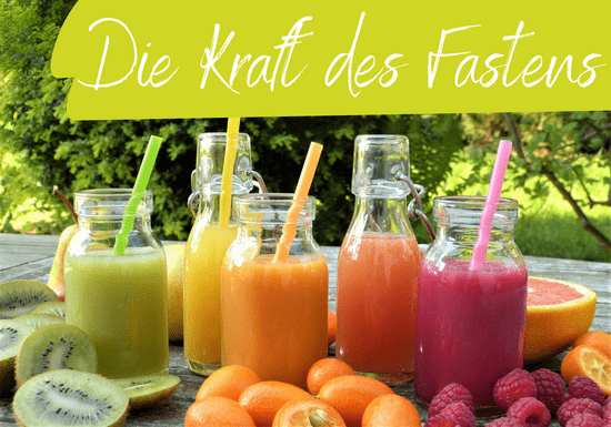 KI generiert: Das Bild zeigt mehrere bunte Saftflaschen auf einem Tisch, umgeben von verschiedenen Früchten wie Kiwis, Orangen und Himbeeren. Oben steht der Text "Die Kraft des Fastens".