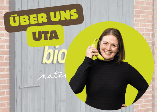 KI generiert: Das Bild zeigt einen Teller mit gebratenem Tofu, Tempeh und frischem Gemüse auf Salatblättern. Darüber steht der Schriftzug "Tofu und Tempeh".