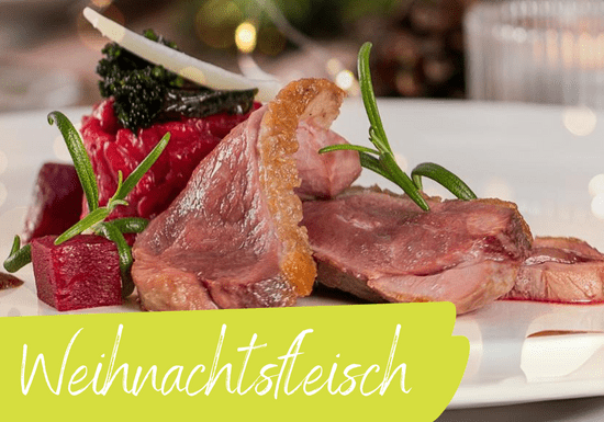 KI generiert: Das Bild zeigt ein festliches Gericht mit Fleisch, dekoriert mit Rosmarin und Beilage aus Roter Bete. Im Vordergrund steht der Schriftzug "Weihnachtsfleisch".