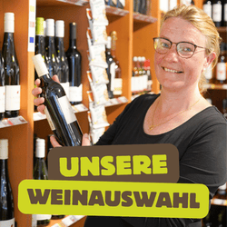 KI generiert: Ein Mann erntet Tomaten in einem Gewächshaus. Der Schriftzug "Regionalität" hebt die lokale Herkunft der Produkte hervor.