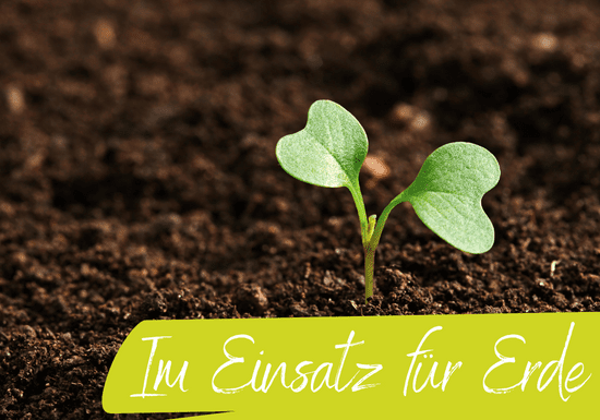 KI generiert: Das Bild zeigt einen kleinen grünen Keimling, der aus fruchtbarer Erde wächst, mit dem Text "Im Einsatz für Erde" im Vordergrund. Es vermittelt eine Botschaft des Umweltschutzes und Wachstums.