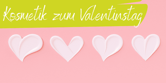 KI generiert: Das Bild zeigt eine pinke Oberfläche mit vier herzförmigen Creme-Klecksen und dem Text "Kosmetik zum Valentinstag" auf einem grünen Hintergrund. Der Fokus liegt auf kosmetischen Produkten als Valentinstags-Geschenkidee.