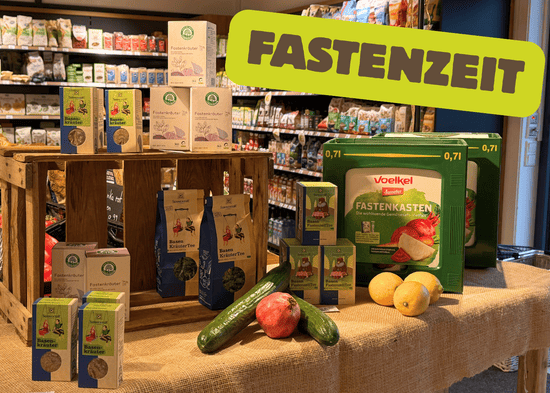 KI generiert: Das Bild zeigt mehrere bunte Saftflaschen auf einem Tisch, umgeben von verschiedenen Früchten wie Kiwis, Orangen und Himbeeren. Oben steht der Text "Die Kraft des Fastens".