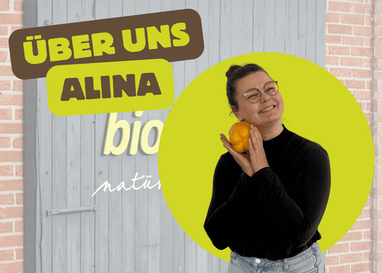 KI generiert: Das Bild zeigt einen Teller mit gebratenem Tofu, Tempeh und frischem Gemüse auf Salatblättern. Darüber steht der Schriftzug "Tofu und Tempeh".