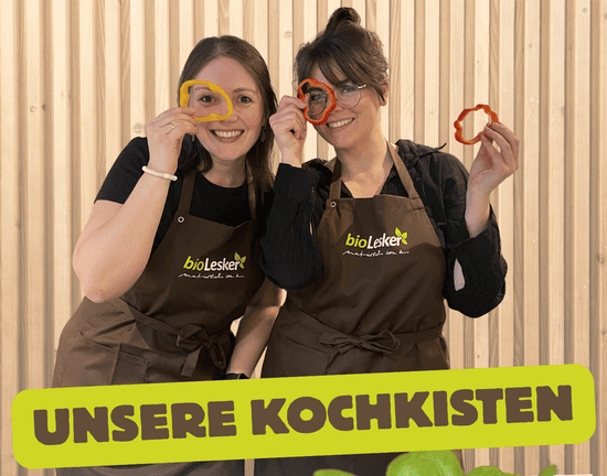 KI generiert: Ein Mann hält ein Huhn in den Armen und trägt ein T-Shirt mit dem Aufdruck "bioLesker". Im Bild steht der Text "Ihre Bio-Kiste vermisst Sie!" vor einem ländlichen Hintergrund.