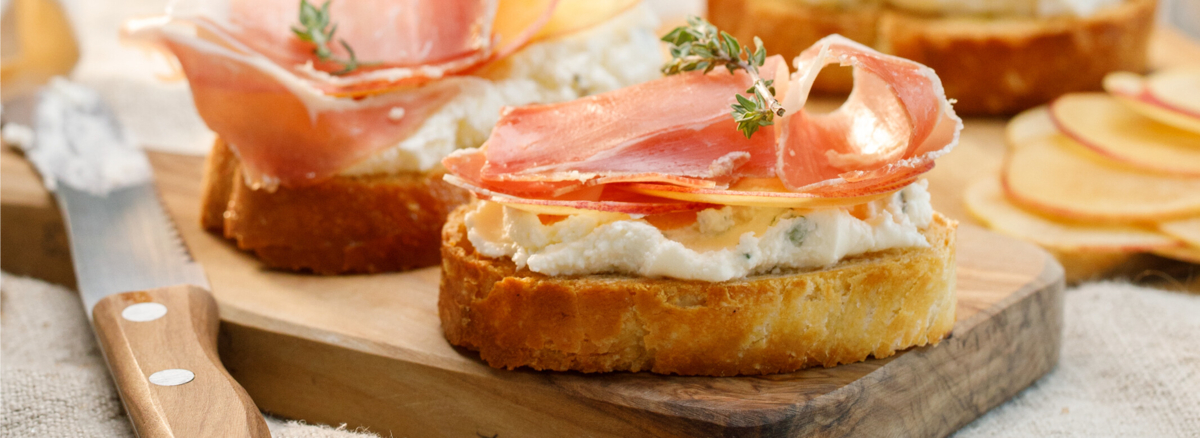 Feta Crostini mit Schinken und hauchdünnen Pfirsichen - Rezepte - bioLesker