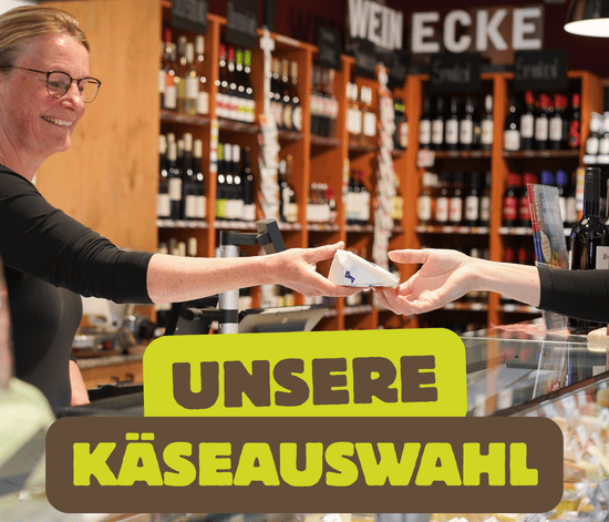 KI generiert: Ein Mann hält ein Huhn in den Armen und trägt ein T-Shirt mit dem Aufdruck "bioLesker". Im Bild steht der Text "Ihre Bio-Kiste vermisst Sie!" vor einem ländlichen Hintergrund.