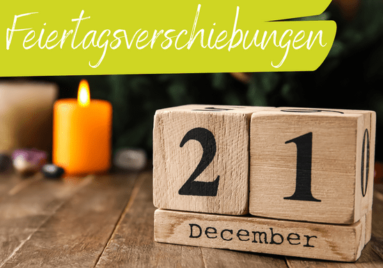 KI generiert: Das Bild zeigt einen Kalender aus Holzklötzen mit dem Datum "21. Dezember" und dem Schriftzug "Feiertagsverschiebungen". Im Hintergrund brennt eine Kerze auf einem Tisch.