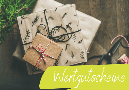 KI generiert: Das Bild zeigt hübsch verpackte Geschenke mit dekorativem Geschenkpapier und Schnüren. Im Vordergrund befindet sich der Schriftzug "Wertgutscheine".