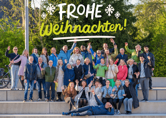 KI generiert: Das Bild zeigt eine Gruppe von Porträtfotos, die zusammen das Wort "TEAM" bilden. Auf der rechten Seite befindet sich das Logo von "bioLesker".