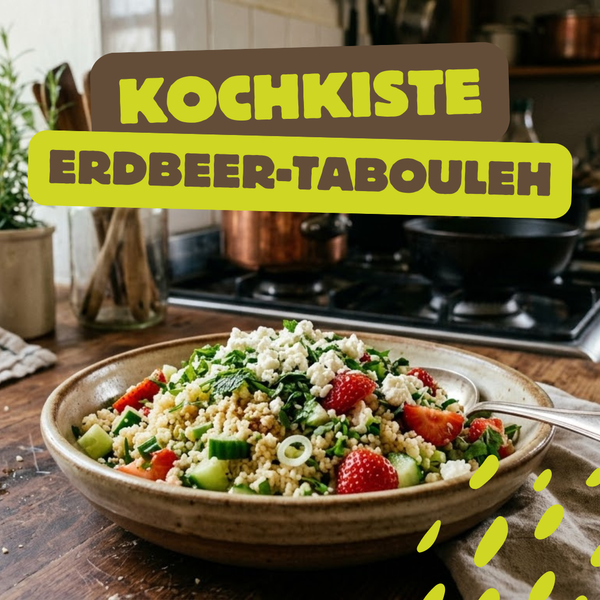 KI generiert: Ein Teller Erdbeer-Tabouleh in einer Küche. Text: "Kochkiste Erdbeer-Tabouleh".