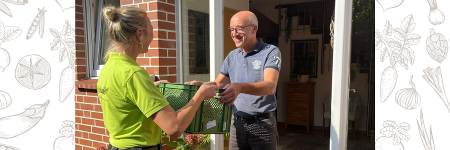 KI generiert: Eine Frau übergibt einem Mann eine grüne Kiste vor einem Haus.