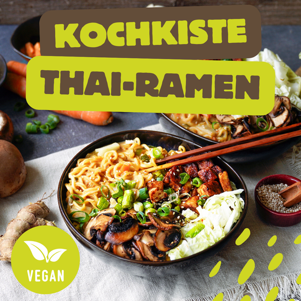 KI generiert: Schale mit veganen Thai-Ramen, Pilzen und Gemüse. Text: "KOCHKISTE THAI-RAMEN" und "VEGAN".