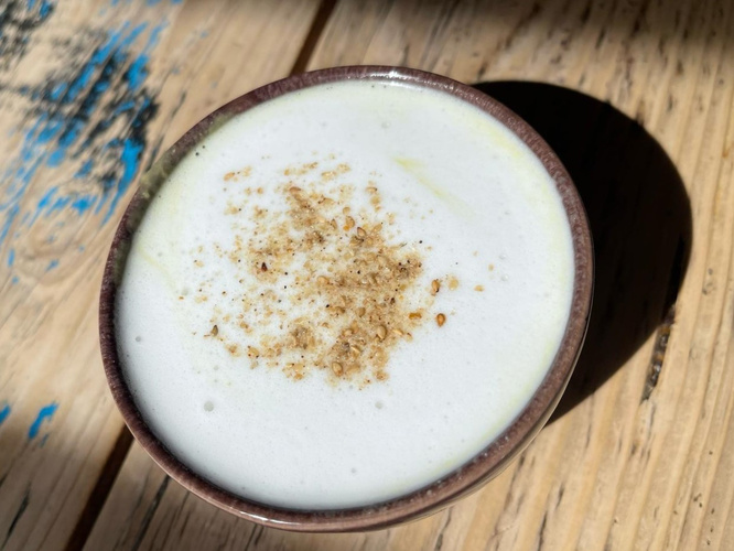 Rezeptbild für Erbsen-Miso-Suppe mit Kokos-Häubchen und Gomasio-Topping