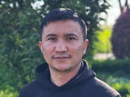 KI generiert: Ein Mann im Freien mit Bäumen im Hintergrund.