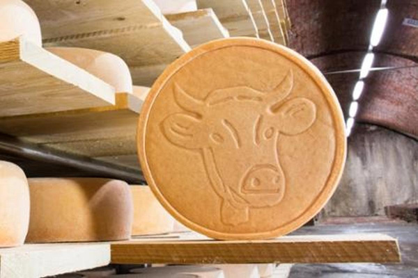 Produktfoto zu Allgäuer Hornkäse höhlengereift aus Heumilch