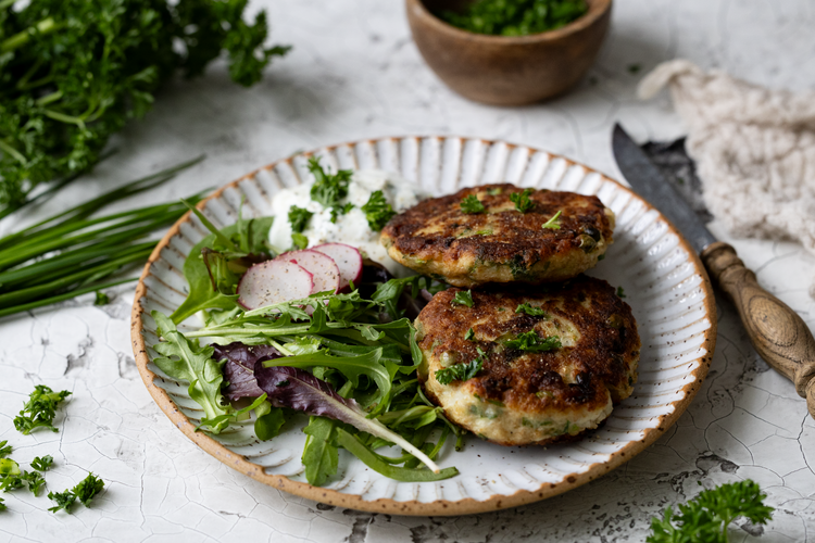 Rezeptbild für Blumenkohlbratlinge mit Kräuterquark