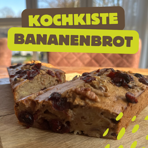 KI generiert: Ein Stück Bananenbrot auf einem Tisch. Text: "KOCHKISTE BANANENBROT".