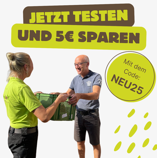KI generiert: Zwei Personen übergeben eine grüne Kiste. Text: "JETZT TESTEN UND 5€ SPAREN Mit dem Code: NEU25"
