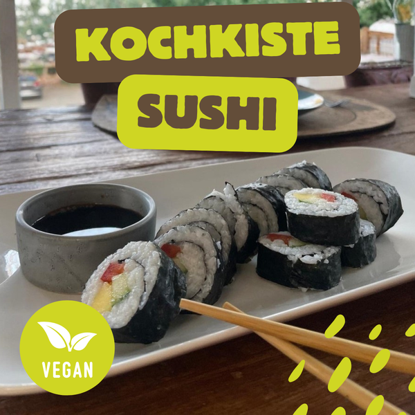 KI generiert: Veganes Sushi auf einem Teller mit Sojasoße, Text: "KOCHKISTE SUSHI", "VEGAN".