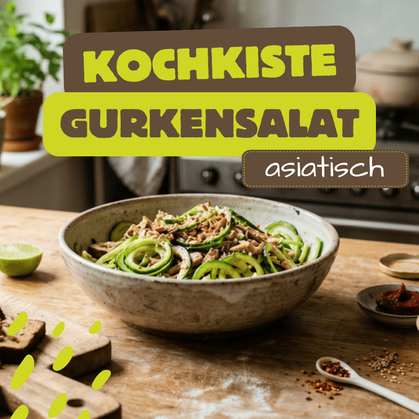 KI generiert: Ein asiatischer Gurkensalat in einer Schüssel, mit Text: "KOCHKISTE GURKENSALAT asiatisch".