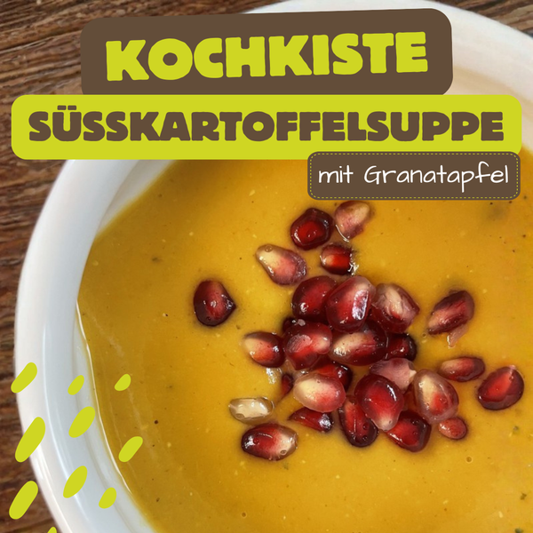KI-generierte Beschreibung: Hauptinhalt des Bildes ist eine Süßkartoffelsuppe mit Granatapfelkernen. Text: "KOCHKISTE SÜSSKARTOFFELSUPPE mit Granatapfel".
