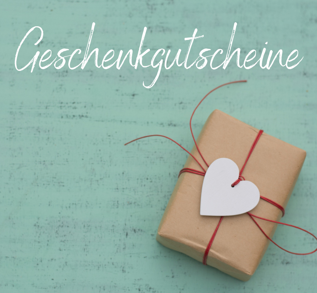 KI generiert: Das Bild zeigt ein in braunes Papier eingewickeltes Geschenk mit einer roten Schnur und einem weißen Herzanhänger. Links oben steht der Text "Geschenkgutscheine".