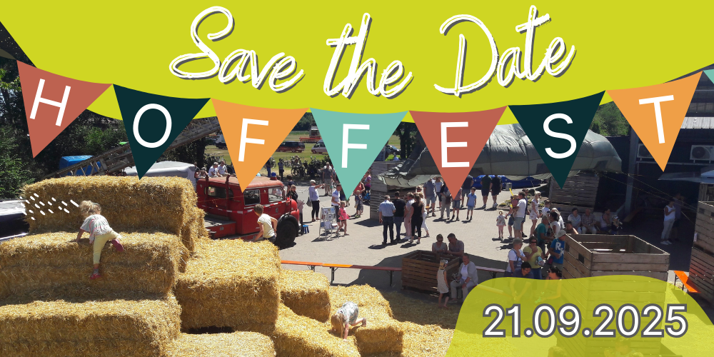 KI generiert: Festival mit Heuballen, Menschen und Fahrzeugen. Text: "Save the Date HOFFEST 21.09.2025".