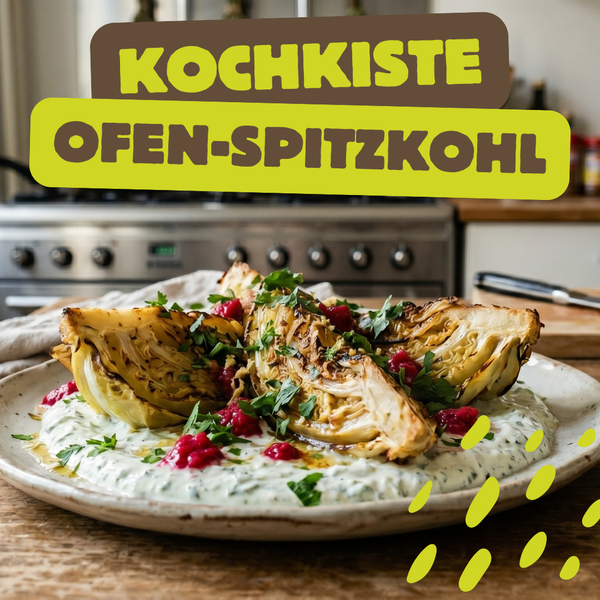 KI generiert: Gegrillter Spitzkohl auf Joghurtsauce, dekoriert mit Kräutern und Beeren. Text: "KOCHKISTE OFEN-SPITZKOHL".