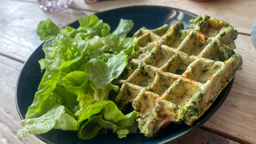 Rezeptbild für Spinat-Waffeln mit grünem Salat