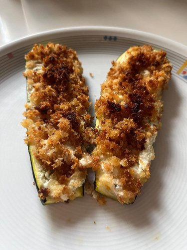 Rezeptbild für Gefüllte Zucchini mit Ziegenkäse und Pankotopping