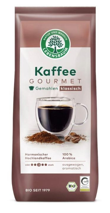 KI generiert: Kaffeepackung "Lebensbaum Gourmet", klassisch gemahlen; Bio Siegel; Text: "Harmonischer Hochlandkaffee, 100% Arabica".