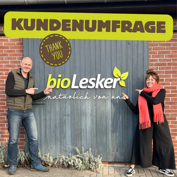 KI generiert: Zwei Personen zeigen auf ein Schild mit "bioLesker" und "KUNDENUMFRAGE". Text: "THANK YOU", "natürlich von uns".