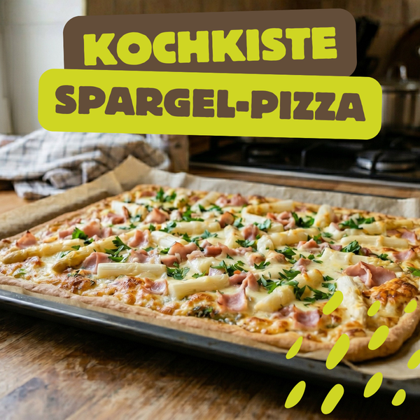 KI generiert: Eine Spargel-Pizza auf einem Blech. Text: "KOCHKISTE SPARGEL-PIZZA".