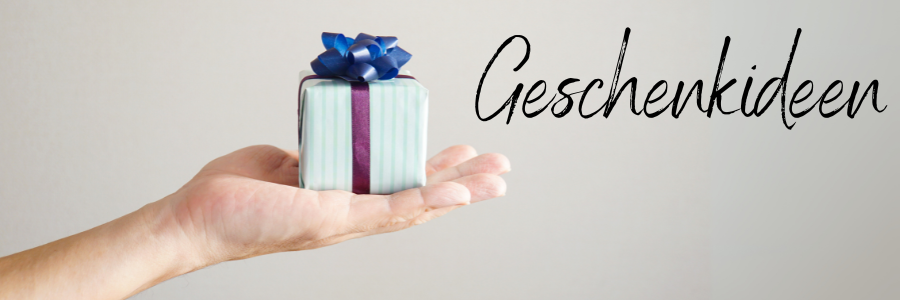 KI generiert: Eine Hand hält ein Geschenk; daneben steht der Text "Geschenkideen".