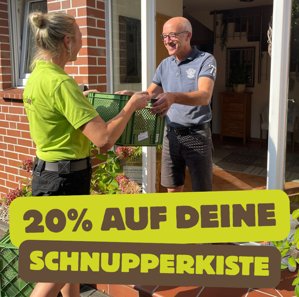 KI generiert: Zwei Personen tauschen eine grüne Kiste aus. Text: "20% AUF DEINE SCHNUPPERKISTE".