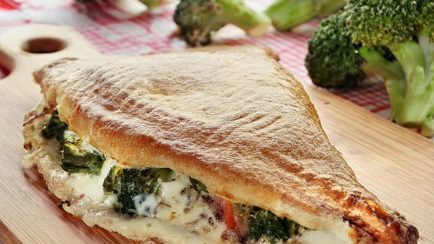 Rezeptbild für Vegetarische Calzone mit Brokkoli und Käse