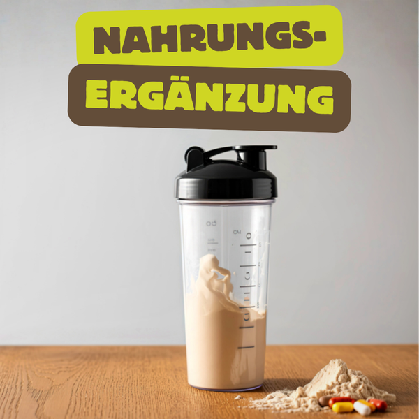 KI generiert: Proteinshake mit Pulver und Kapseln auf Tisch; Text: "NAHRUNGS-ERGÄNZUNG".