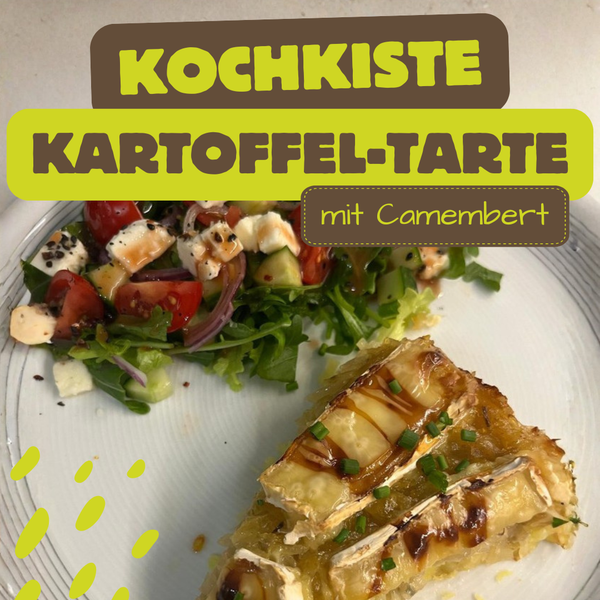 KI generiert: Kartoffel-Tarte mit Camembert und Salat. Text: "KOCHKISTE KARTOFFEL-TARTE mit Camembert".