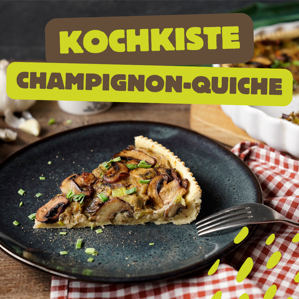 KI generiert: Ein Stück Champignon-Quiche auf einem Teller. Text: "KOCHKISTE CHAMPIGNON-QUICHE".