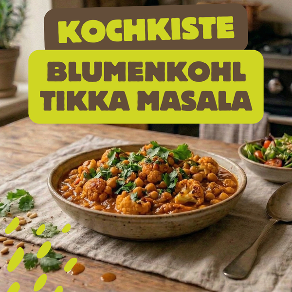 KI generiert: Ein Teller Blumenkohl Tikka Masala auf einem Tisch. Text: "Kochkiste Blumenkohl Tikka Masala".