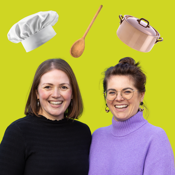 KI generiert: Zwei lachende Frauen mit Küchenutensilien (Kochmütze, Kochlöffel, Topf) vor einem hellgrünen Hintergrund.