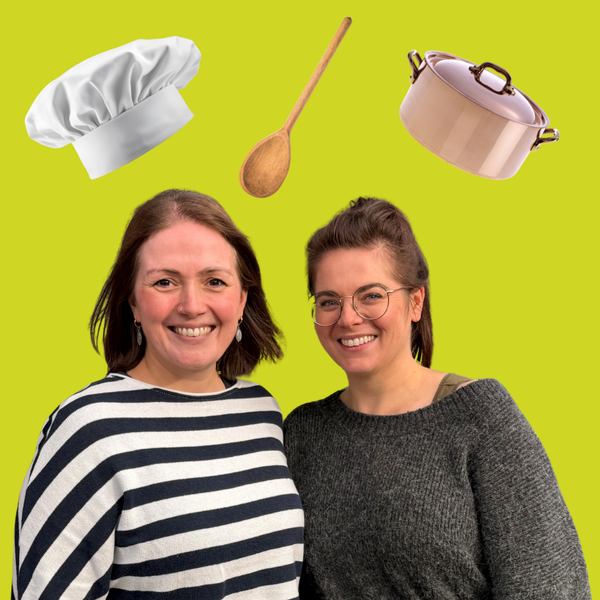 KI generiert: Zwei lachende Frauen vor einem grünen Hintergrund. Oben sind ein Kochlöffel, -hut und -topf zu sehen.