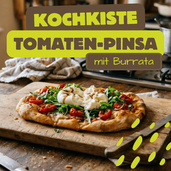 KI generiert: Eine Tomaten-Pinsa mit Burrata liegt auf einem Brett. Text: "KOCHKISTE TOMATEN-PINSA mit Burrata".