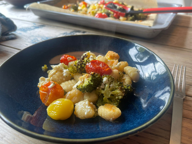 Rezeptbild für Ofen-Gnocchi mit Brokkoli, Kirschtomaten & Feta