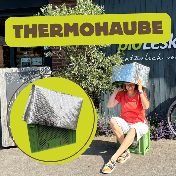KI generiert: Person sitzt auf Kiste mit Thermohaube auf Kopf. Text: "THERMOHAUBE".