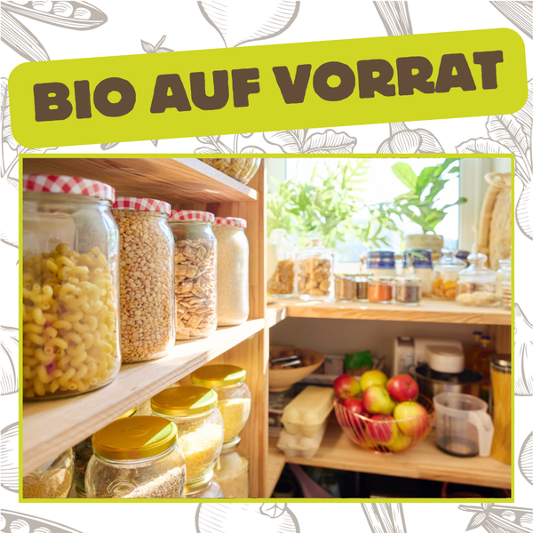 KI generiert: Vorratskammer mit Vorratsgläsern und frischen Äpfeln. Text: "BIO AUF VORRAT"