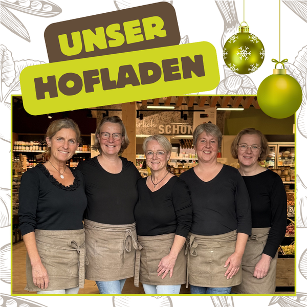 KI generiert: Eine Gruppe von fünf Frauen lächelt in einem Hofladen. Text: "UNSER HOFLADEN".