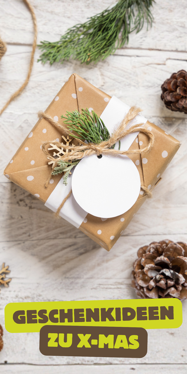 KI generiert: Geschenk mit Deko auf Holztisch, Text: "GESCHENKIDEEN ZU X-MAS".
